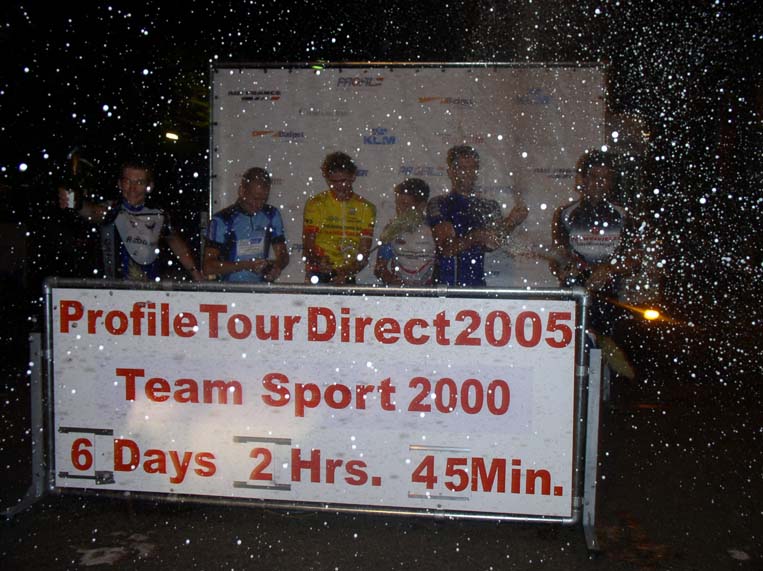 Champagne in de lucht na de finish