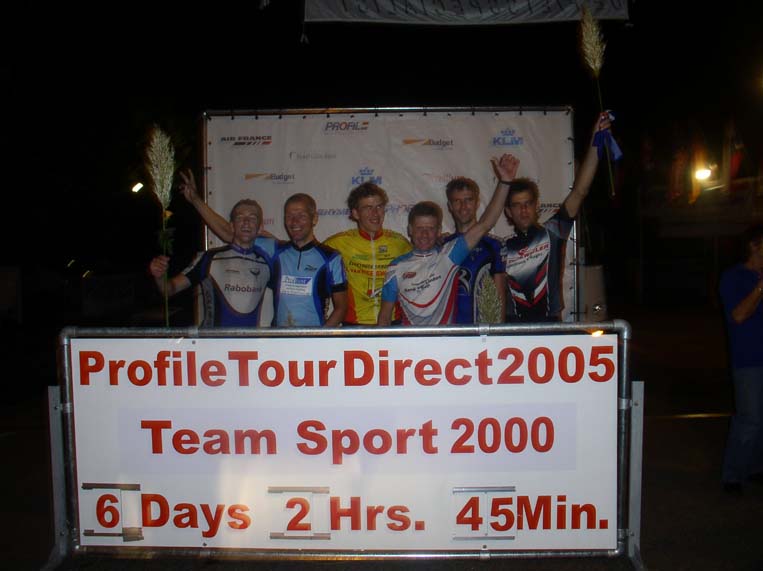 Finish foto van Team Sport 2000 renners
